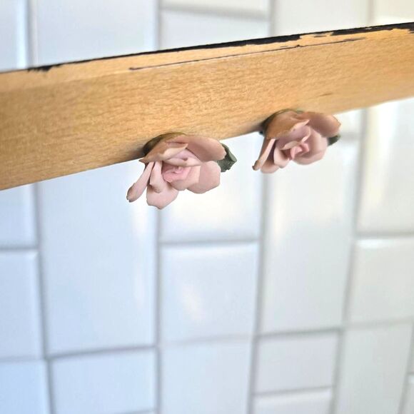 CLIP ON Vintage ceramic rose earrings - Picture 2 of 5